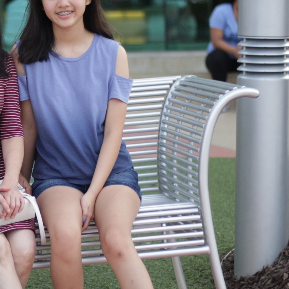 HOLLISTER| 2 TOPS - Picture 2 of 3